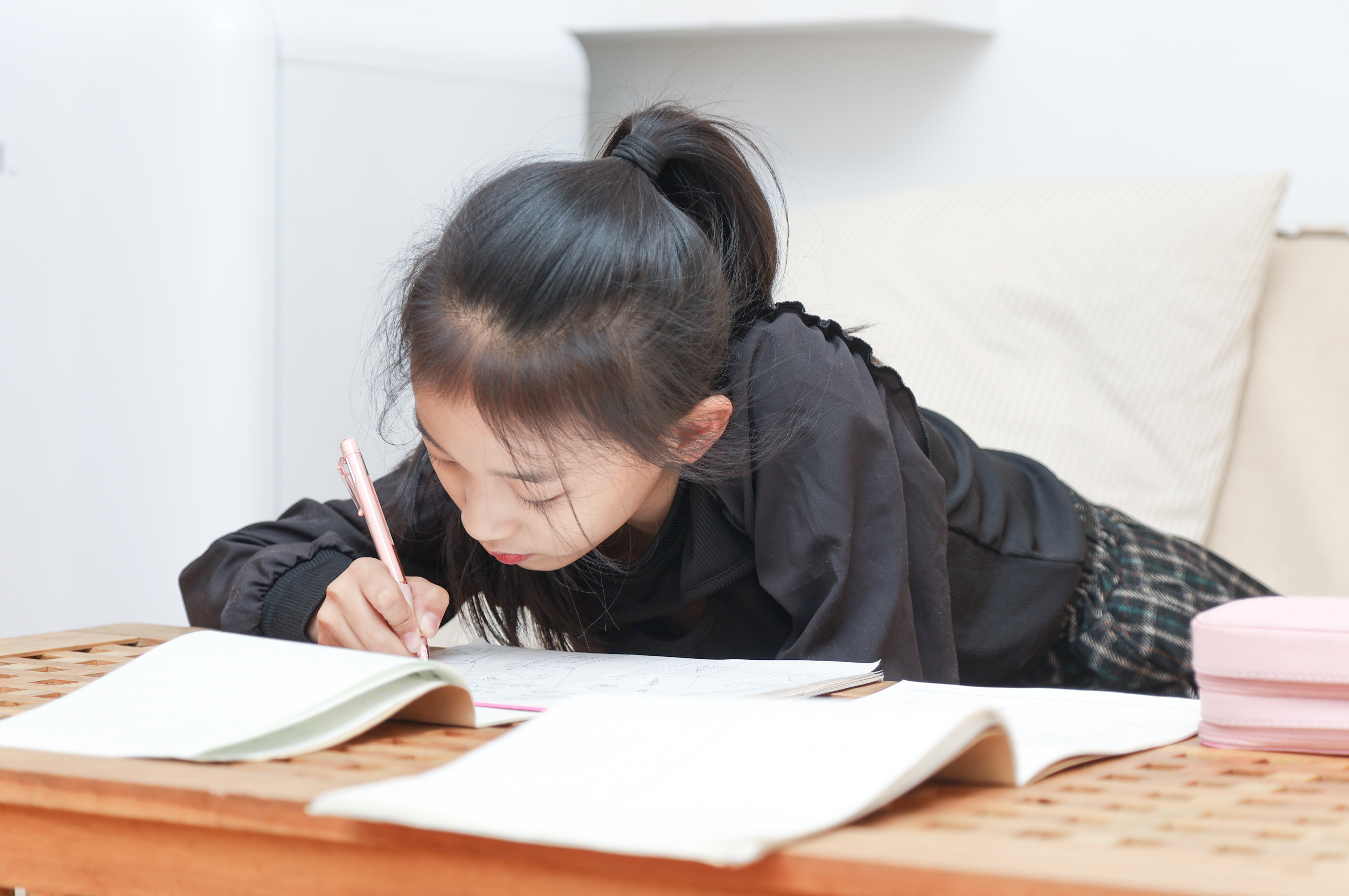 千库网_客厅沙发前写作业的小女孩_摄影图编号21395655.jpg